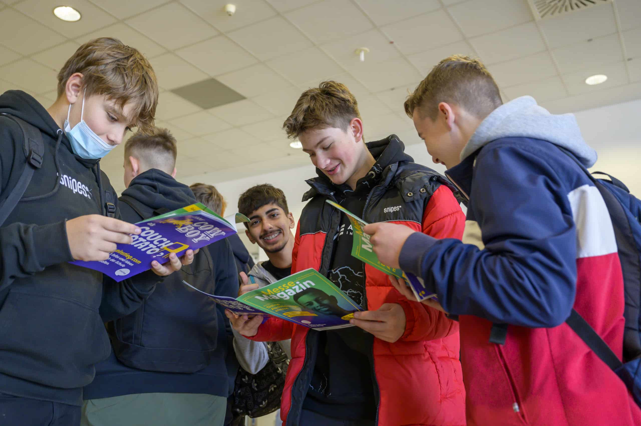 Schüler informieren sich im Messemagazin der Berufe live Rheinland