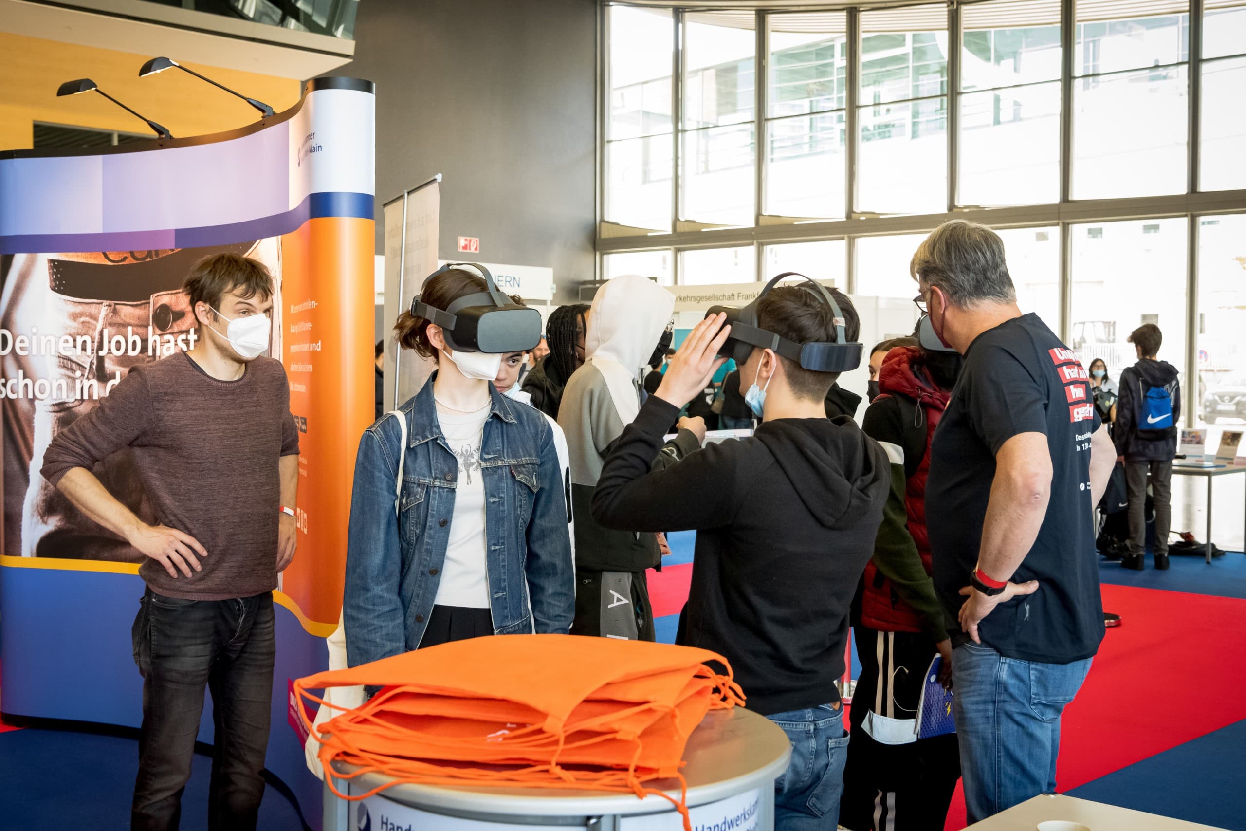 Bescuher probieren eine Virtual Reality Brille aus auf der Einstieg Frankfurt